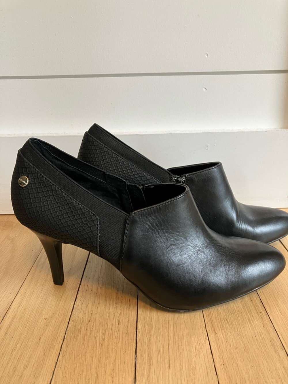 New Calvin Klein Jeanine Women's Black Leather Pointed Heel Booties 9.5